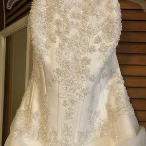 White size 8 David’s Bridal Wedding Dress